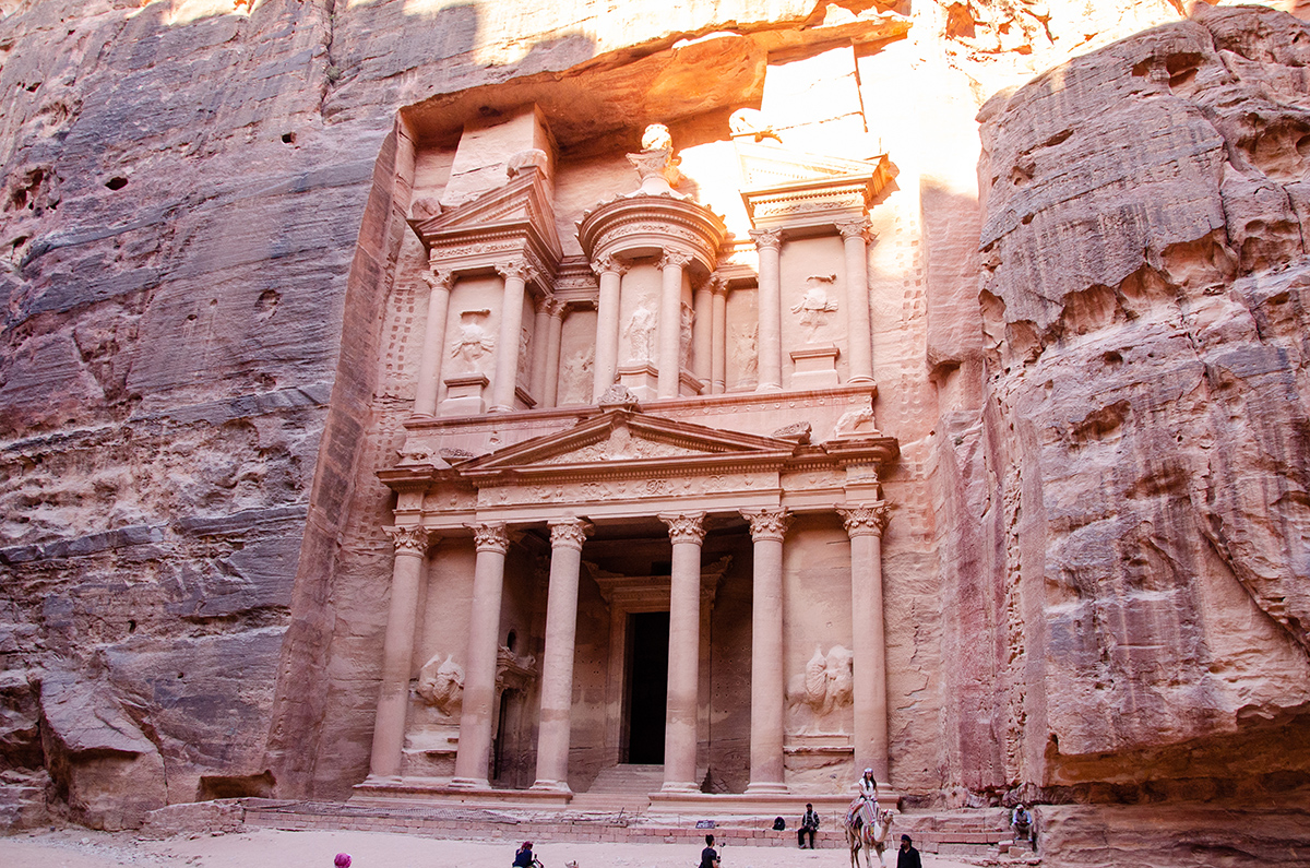 Петра место. Petra kamenj. The Treasury of Petra. Петра шорт. Петра Балеарские.